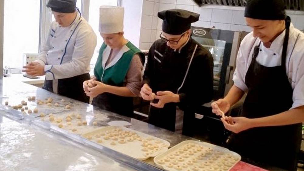 Студенты Брянского техникума питания и торговли выпекли сушки для бойцов СВО