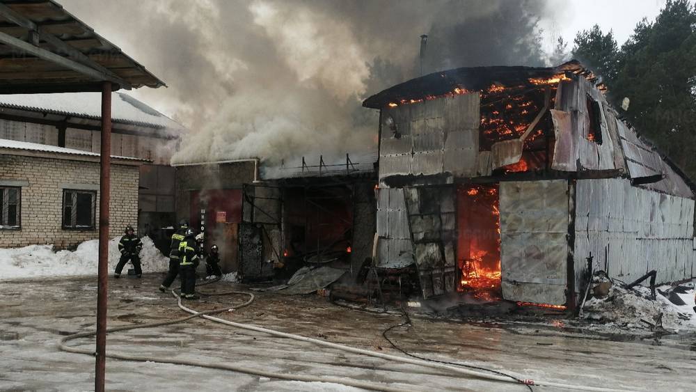 В Брянской области сгорели мастерские автосервиса