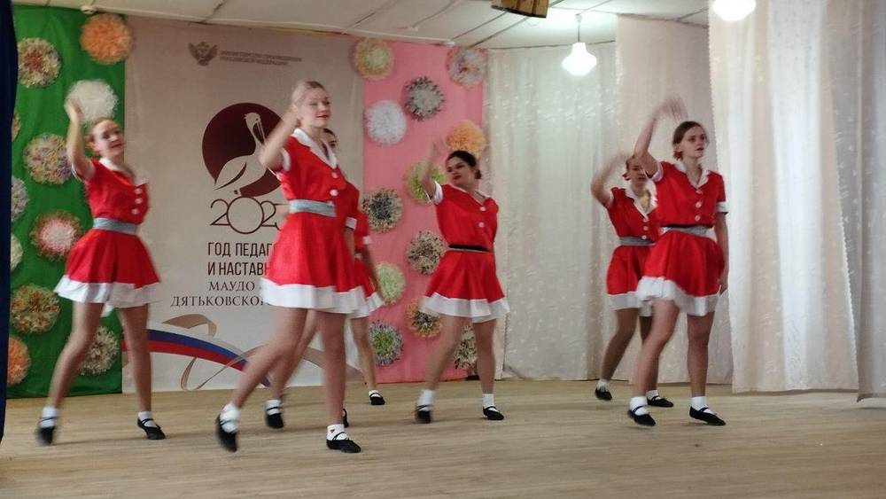 Дятьковские дети закружили в новогоднем танцевальном серпантине