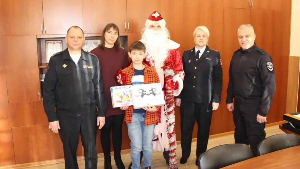 Брянские транспортные полицейские исполнили новогоднее желание 12-летнего Кирилла