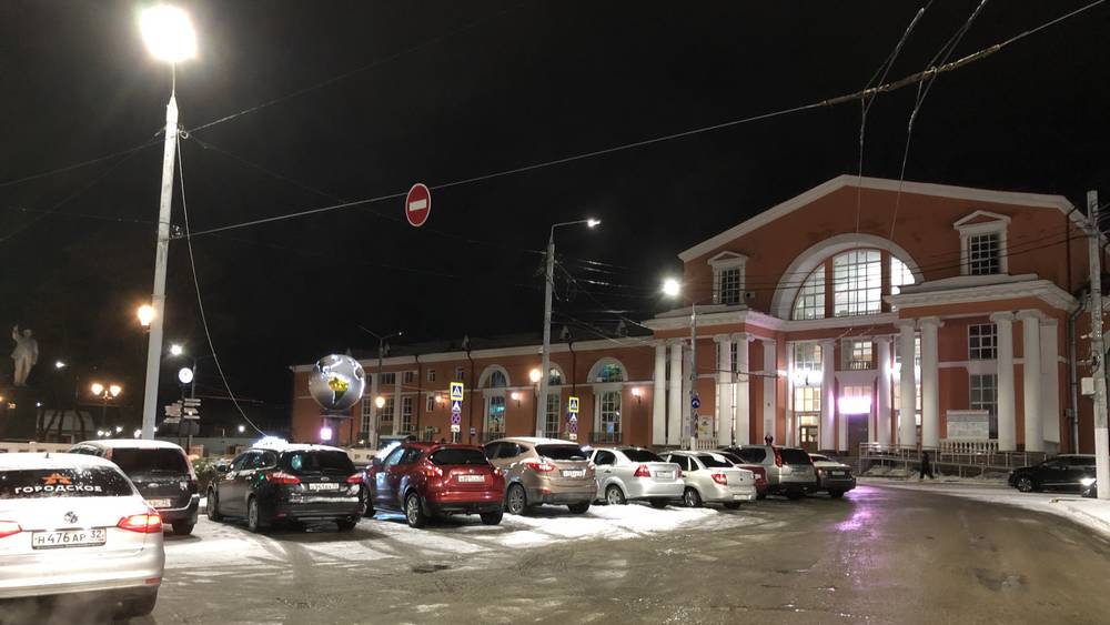 В Брянске возле вокзала заезжающим под «кирпич» водителям дали поблажку