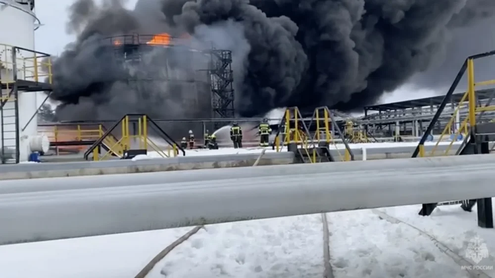 В Клинцах более суток тушат пожар на атакованной беспилотником ВСУ нефтебазе