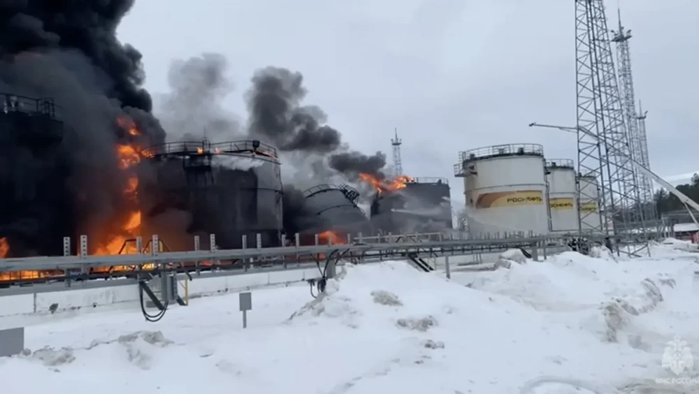 Появилось видео пожара на нефтебазе в Брянской области