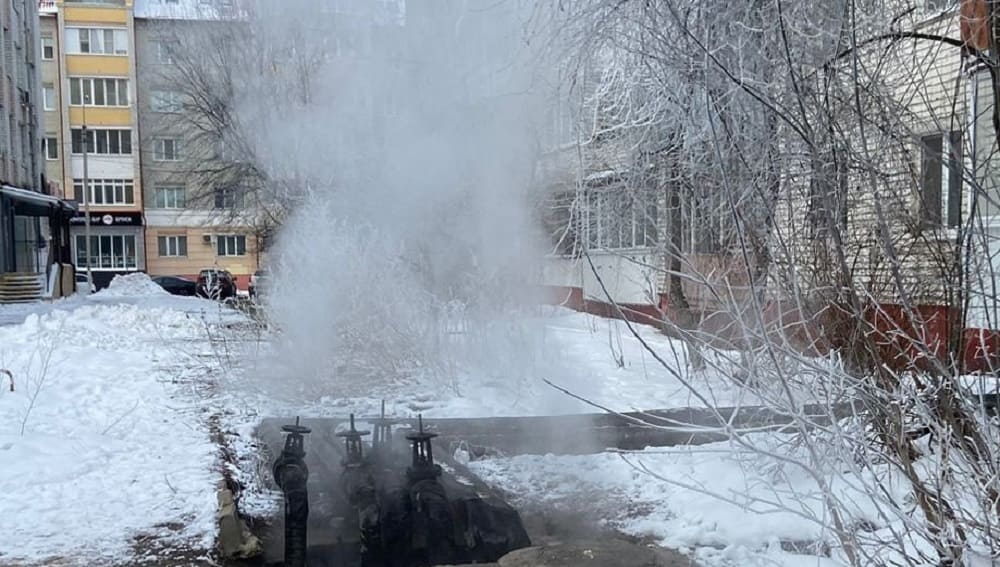 В Брянске 13 января в подвале дома на улице 3-го Июля прорвало трубы