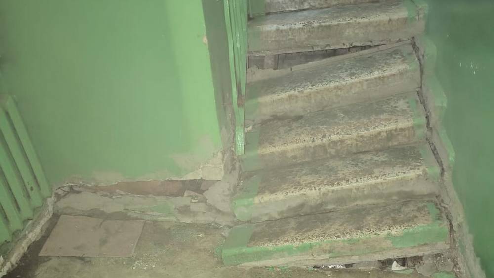 В Брянске из-за прорыва трубы в подъезде дома провалились пол и лестница