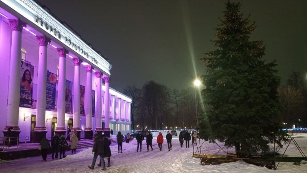 В Брянске начали разбирать главную новогоднюю ёлку Бежицкого района