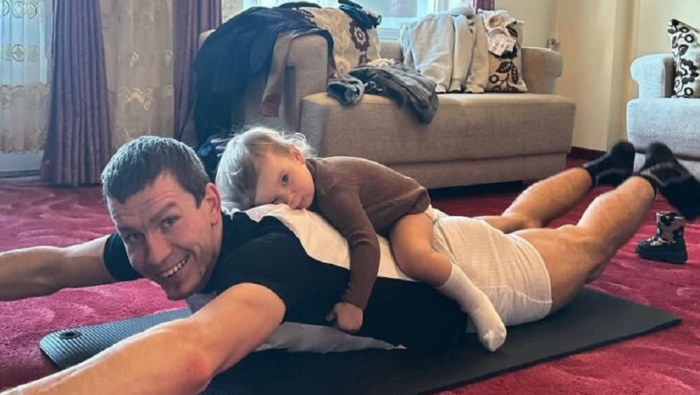 Брянский лыжник Большунов показал трогательное фото разминки с маленькой дочерью