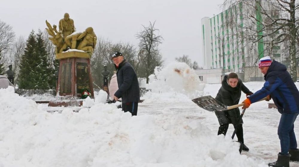 Депутаты Брянской думы сразились со снегом у памятника воинам-афганцам «Круговая оборона»
