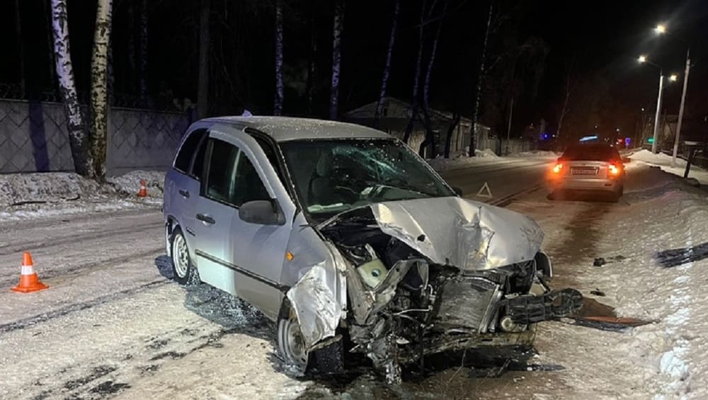 В Жуковке Брянской области 18-летний водитель ВАЗ врезался в дерево и покалечил подростка