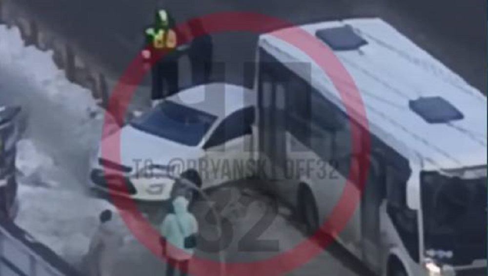 В Брянске на улице Бежицкой утром 22 января столкнулись легковой автомобиль и автобус