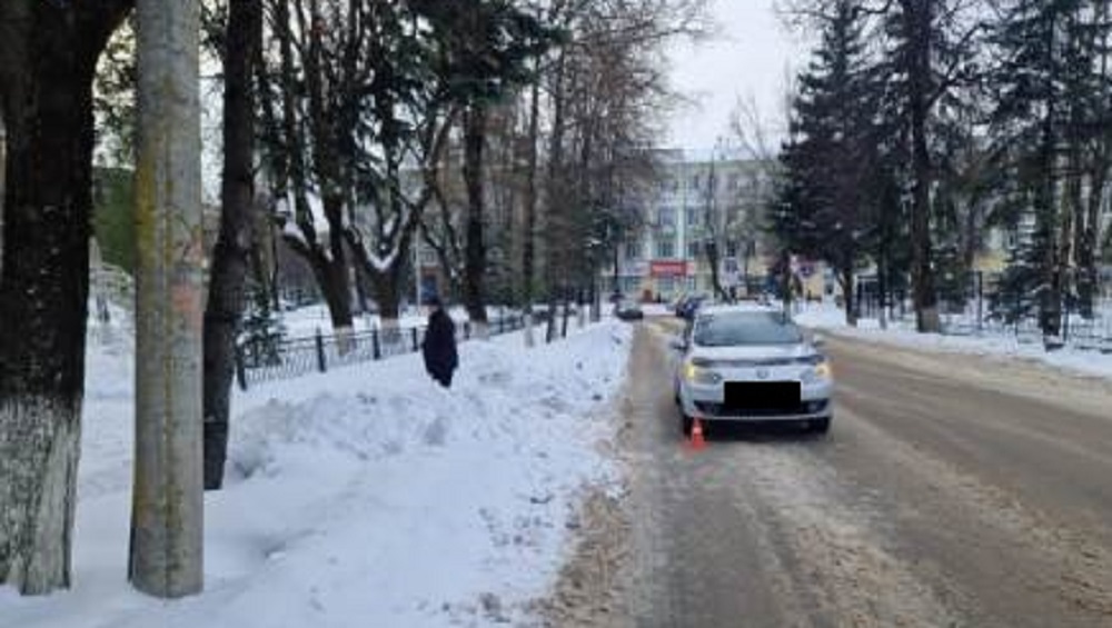 В Брянске возле Бежицкого райсуда водитель Renault покалечил 49-летнюю нарушительницу