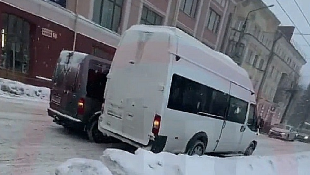 В заснеженном Брянске из-за ДТП возле ЦУМа образовалась пробка
