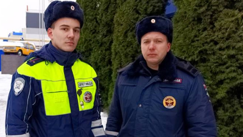 В Брянской области автоинспекторы помогли вытащить из кювета легковой автомобиль