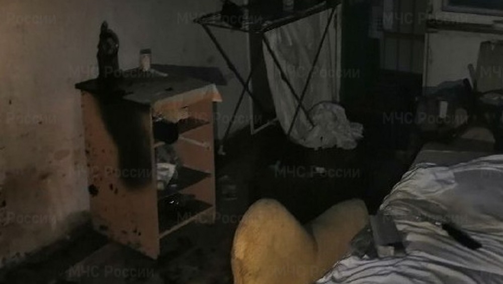 В Брянске из горевшей квартиры пятиэтажного дома на улице Орловской спасли женщину