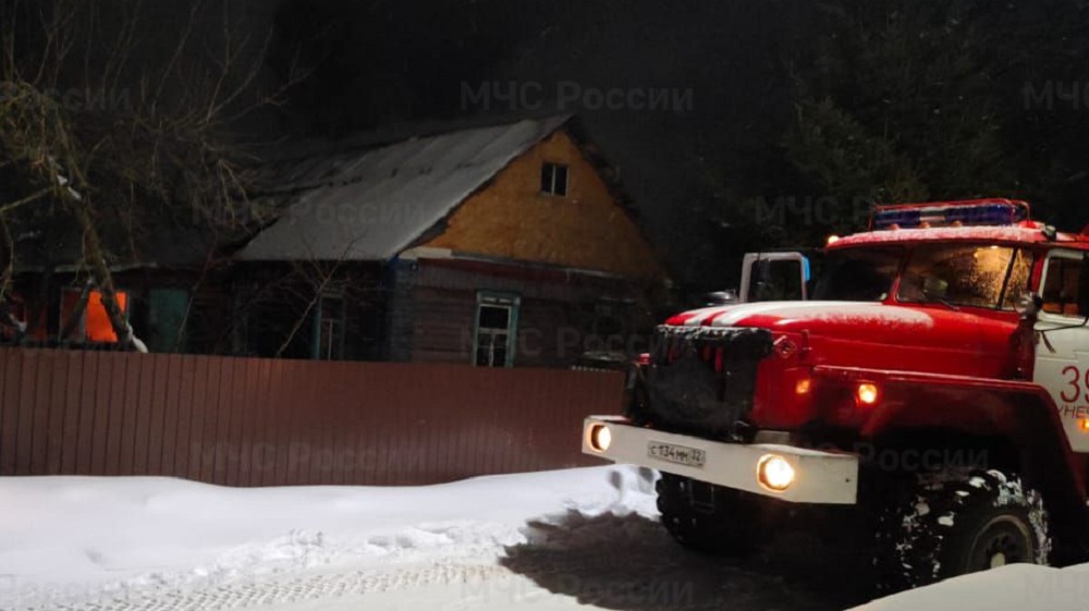 В Унече Брянской области при пожаре в жилом доме погибли двое мужчин и женщина
