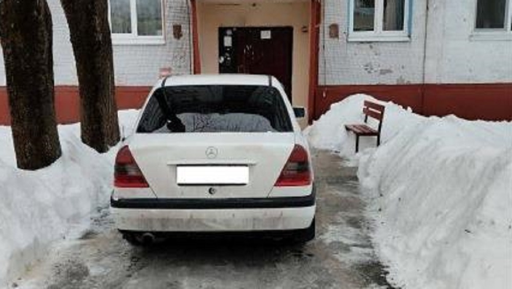 В Брянске водителя Mercedes оштрафовали за парковку перед подъездом многоэтажного дома