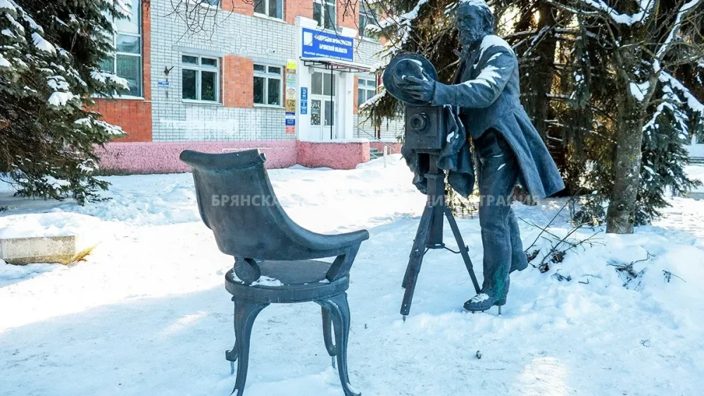 В Брянске возле стадиона открыли памятник фотографу XIX века «Птичка»