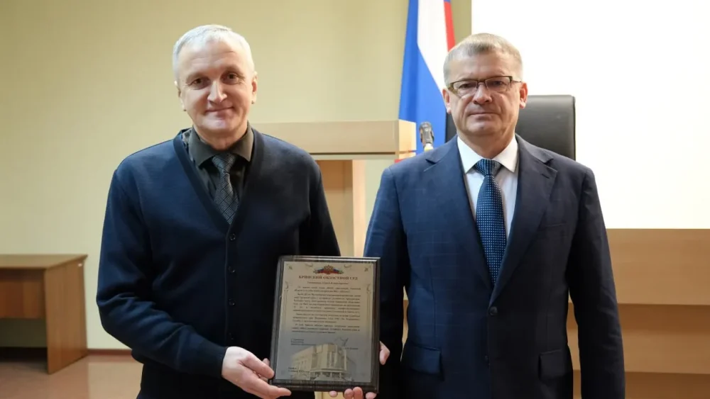 В Брянском облсуде поздравили с юбилеем опытного судью-криминалиста Андрея Россолова