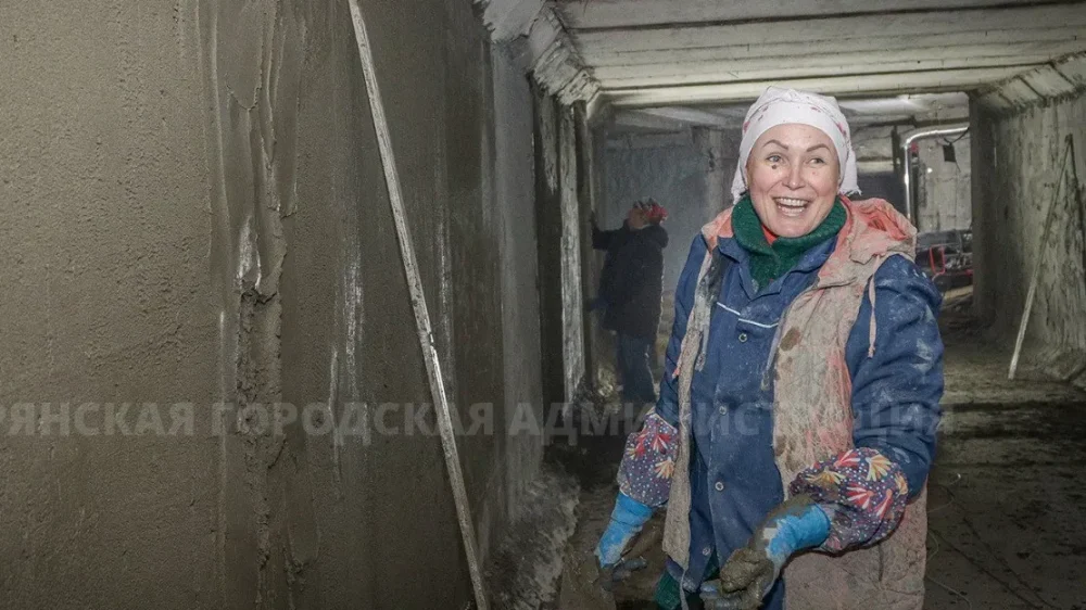 Улыбчивые штукатуры с тепловой пушкой 65 КВт продолжили ремонт «подземки» в Брянске