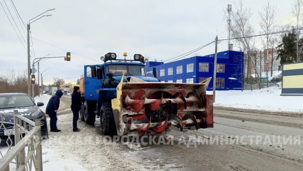 В Бежицком районе Брянска на борьбу со снегом выехал шнеко-роторный «Урал»