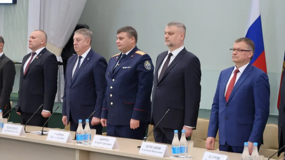 Председатель Брянского облсуда поздравил следователей СК, прокуратуру поздравлять не стал
