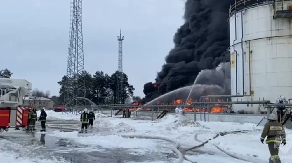В Клинцах из-за горящих резервуаров нефтебазы перекрыли дороги