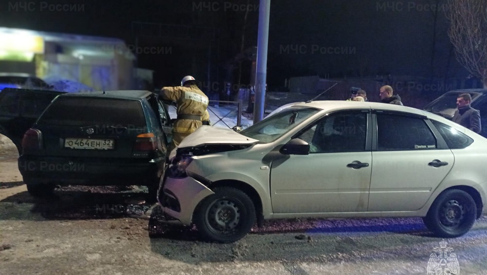 В Брянске на улице Литейной неопытный водитель устроил ДТП и ранил двух 20-летних девушек