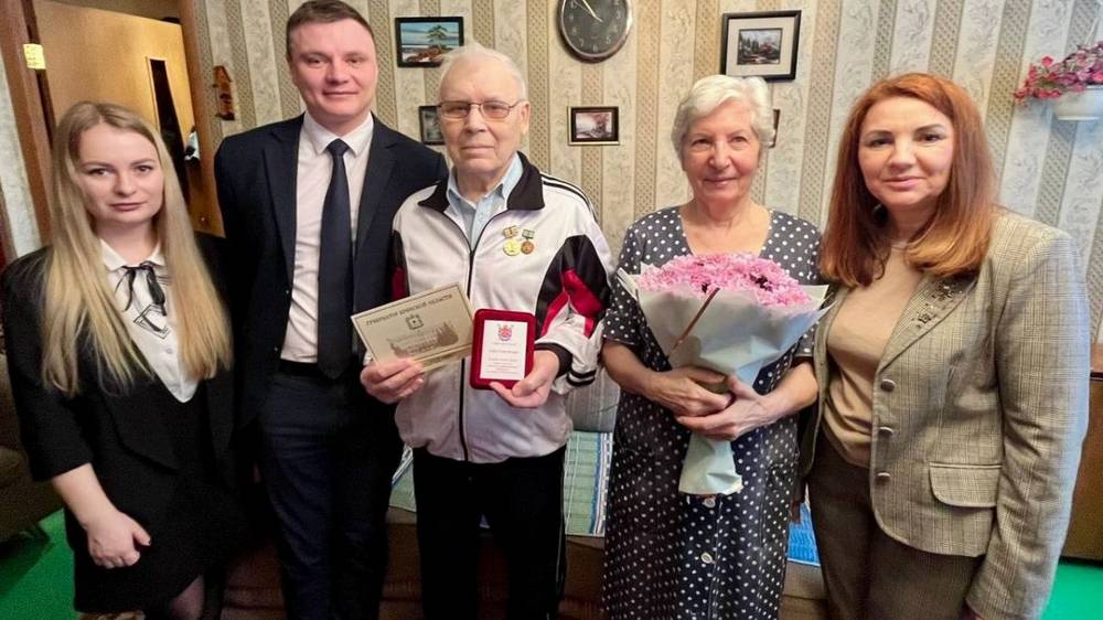 Партийцы вручили медаль жителю блокадного Ленинграда