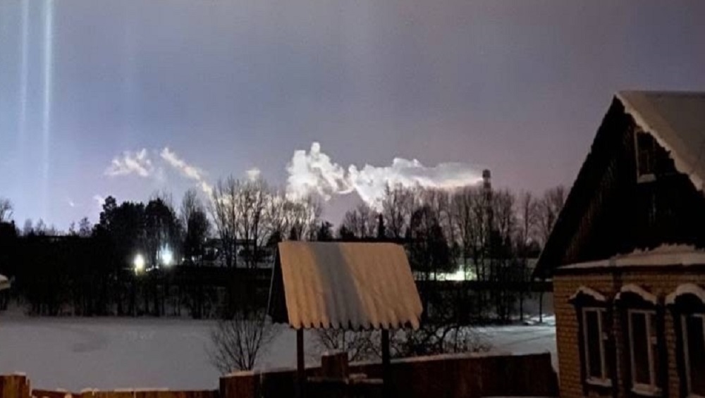 В Брянской области жители заметили в небе световые столбы и приняли их за НЛО