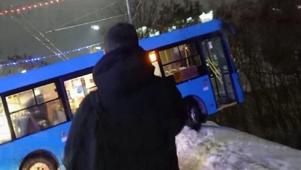 В центре Брянска автобус № 5 попал в массовое ДТП с маршруткой и едва не упал с дамбы