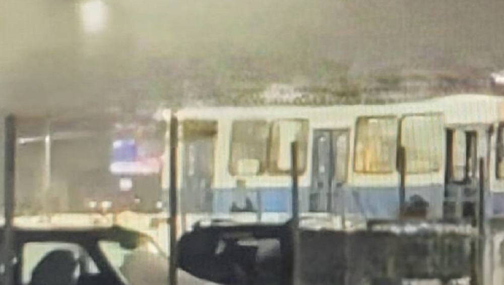 В Советском районе Брянска возле гипермаркета «Линия» загорелся троллейбус