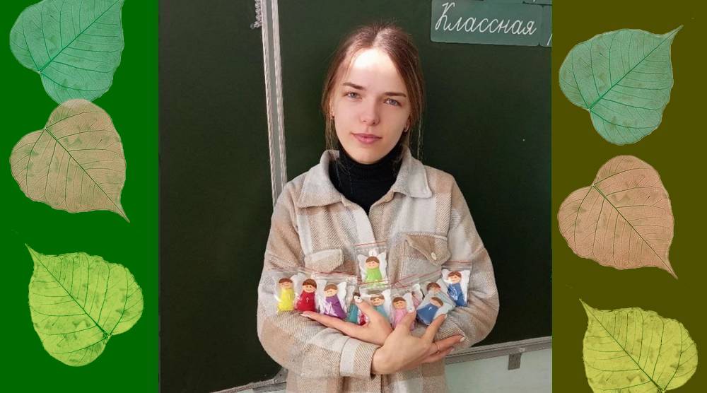 В Выгоничах молодая учительница изготовила обереги для участников СВО