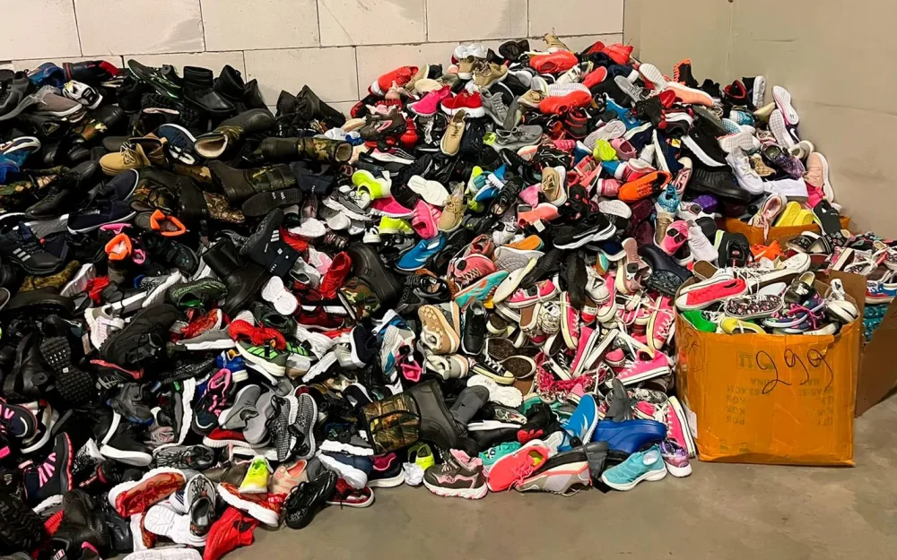 В Брянске накрыли крупный магазин, торгующий поддельной обувью и парфюмерией