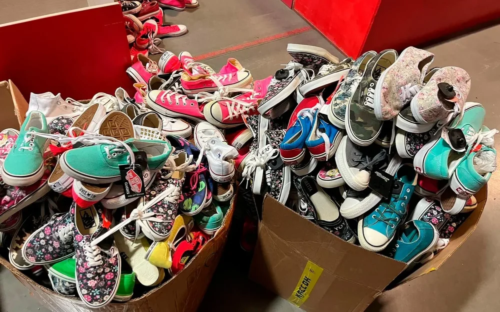 В Брянске накрыли крупный магазин, торгующий поддельной обувью и парфюмерией