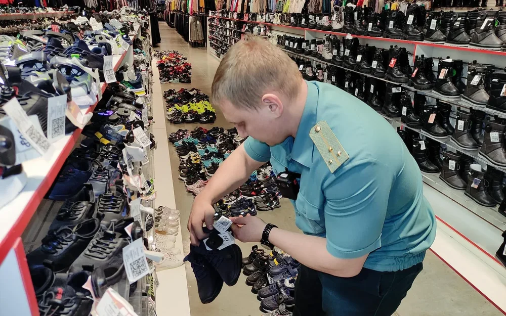 В Брянске накрыли крупный магазин, торгующий поддельной обувью и парфюмерией