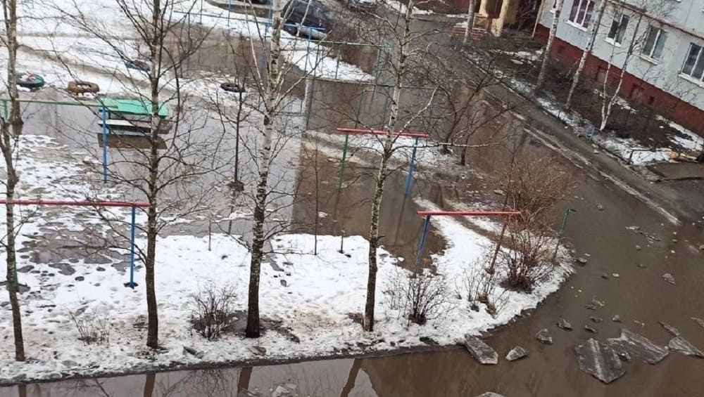 В Володарском районе Брянска затопило двор дома на улице Есенина