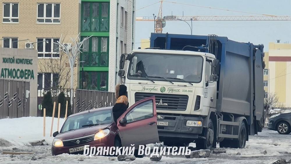В Брянске легковой автомобиль провалился под лед на улице Строкина
