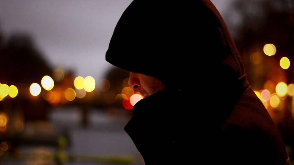В вечернем Новозыбкове сняли видео о странных мужчинах в капюшонах