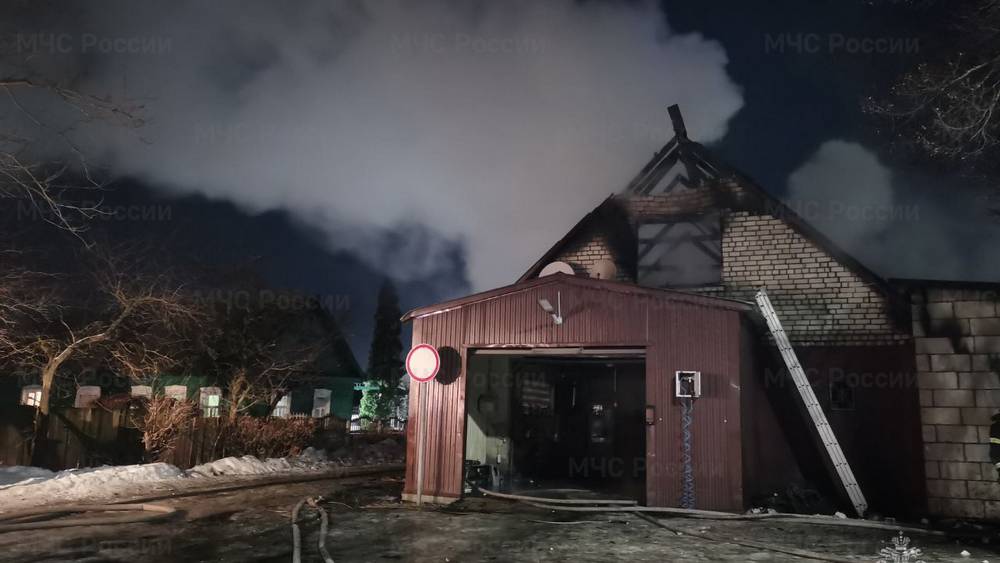 В Брянске во время сильного пожара сгорели гаражи на Карачиже