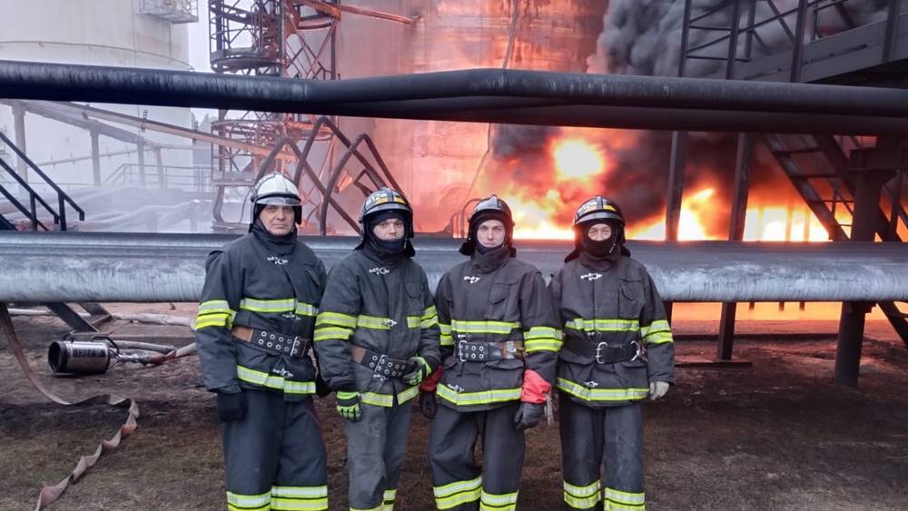 Брянских пожарных наградили за тушение горевшей нефтебазы в Клинцах