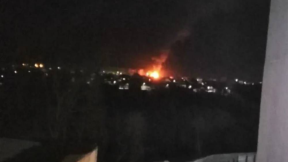 В Брянске начался страшный пожар на Карачиже