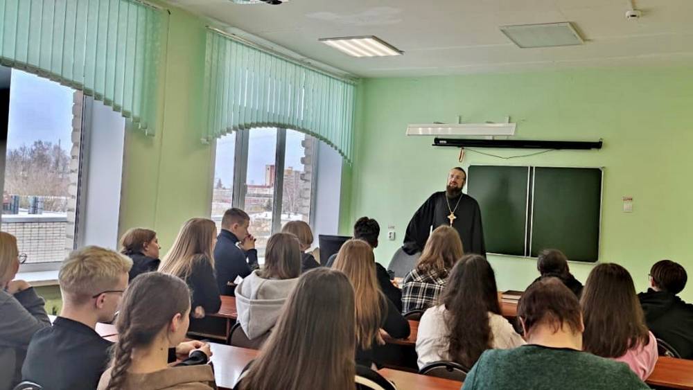 Иерей встретился со студентами Брянского техникума питания и торговли