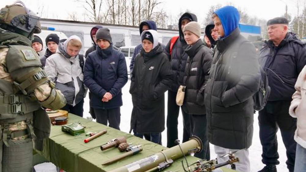 Брянские школьники побывали в гостях у бойцов отряда особого назначения