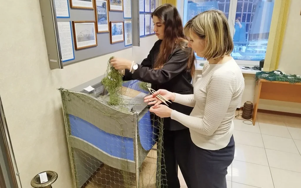 Сотрудники брянского казначейства передали маскировочные сети в зону СВО