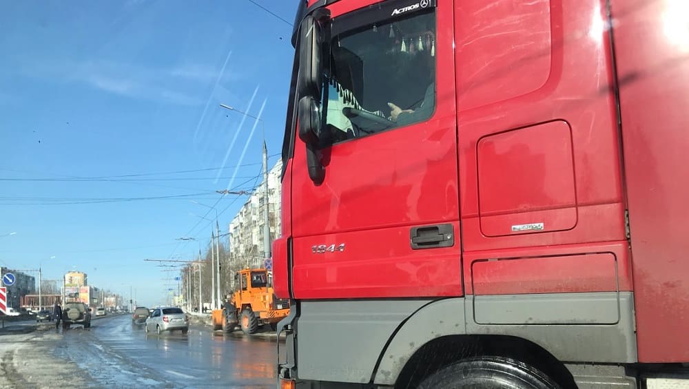 В Брянске днём 27 февраля возле Самолёта столкнулись легковушка и тягач