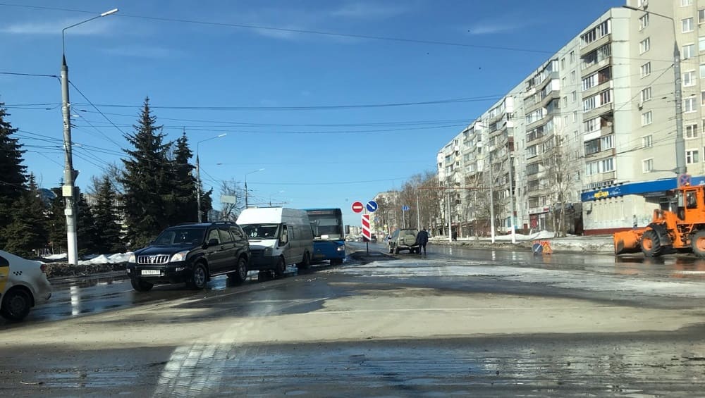 В Брянске днём 27 февраля возле Самолёта столкнулись легковушка и тягач