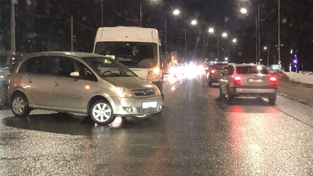 Брянск попал в живописный и опасный ледяной плен