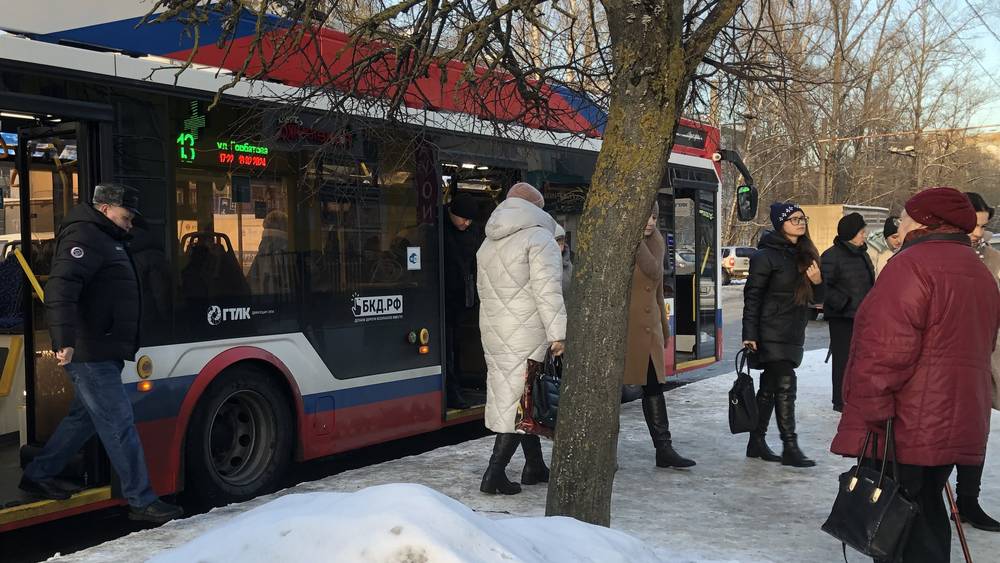 Жители Брянска попросили добавить соли, чтобы не сползти под троллейбусы