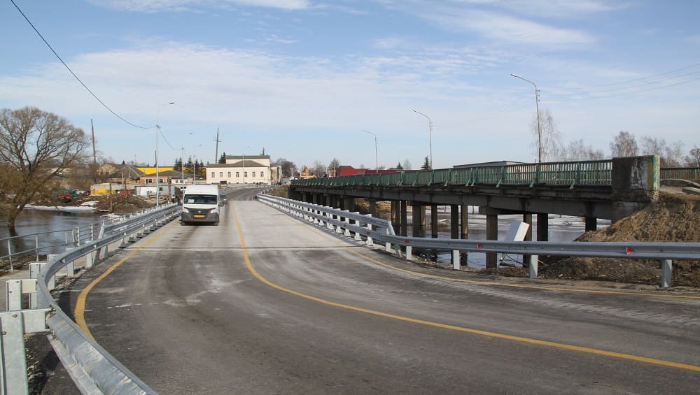 В Почепе открыли движение транспорта по временному мосту через реку Судость