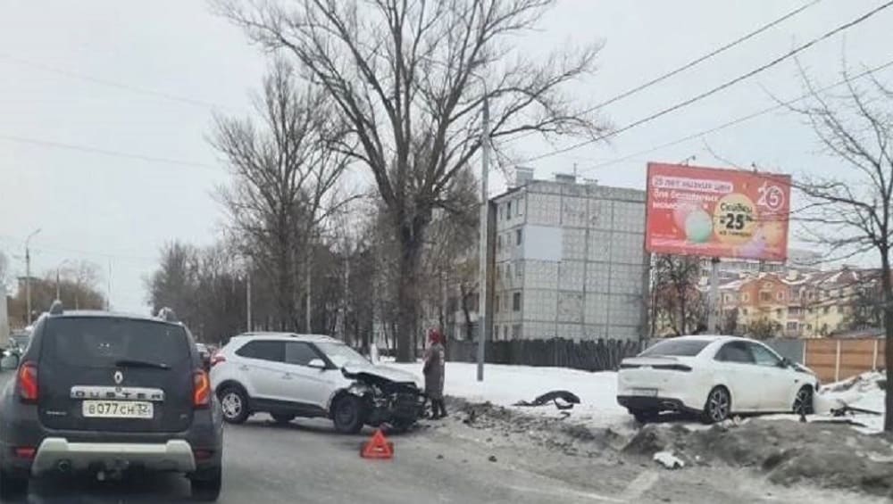 В Брянске на улице Литейной произошло серьёзное ДТП с 2 автомобилями